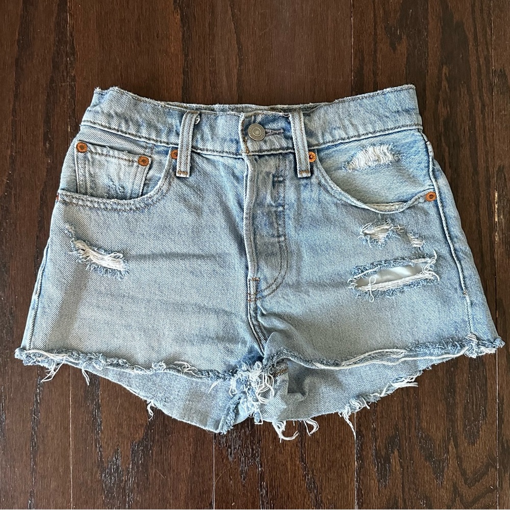 EUC Levi’s Wedgie Jean Denim Shorts Medium Wash 24